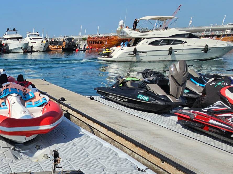 jet boat drive on dock